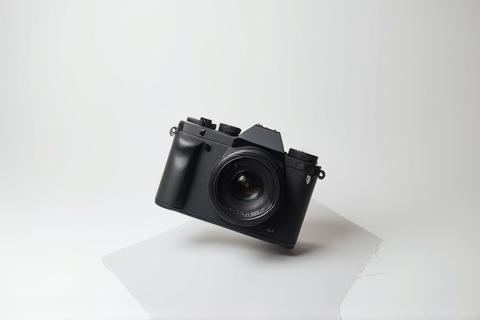 Câmera mirrorless elegante em um fundo minimalista